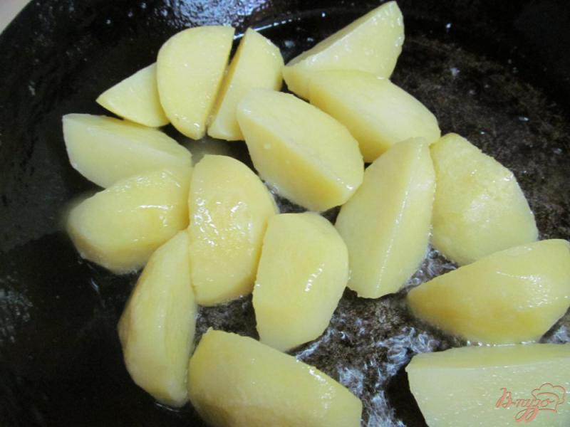 Фото приготовление рецепта: Жареный картофель по - особому шаг №3