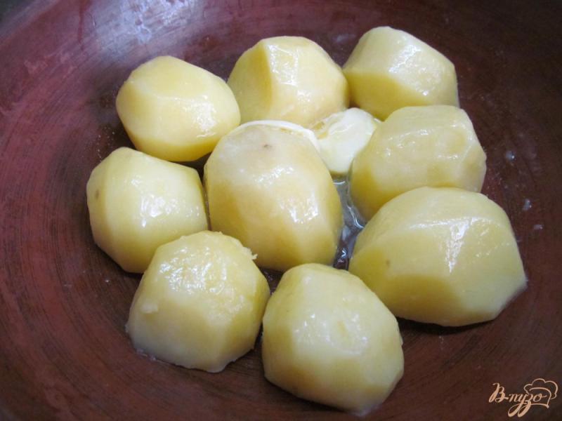 Фото приготовление рецепта: Запеченный картофель под брынзой шаг №1