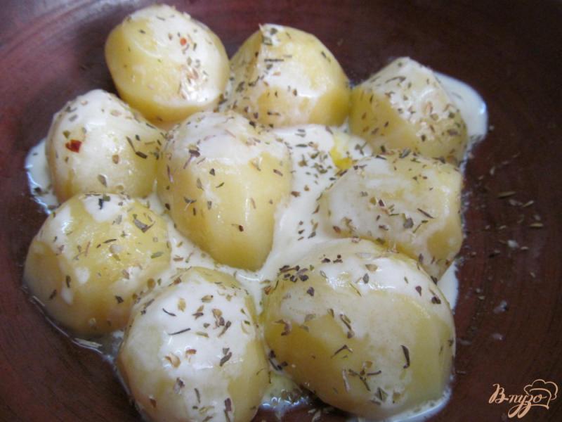Фото приготовление рецепта: Запеченный картофель под брынзой шаг №3