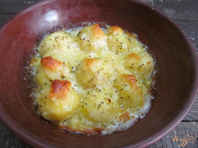 Фото приготовление рецепта: Запеченный картофель под брынзой шаг №5