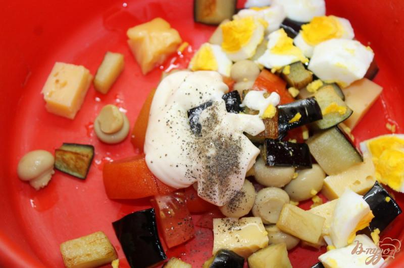 Фото приготовление рецепта: Салат с баклажанами, сыром и яйцом шаг №6