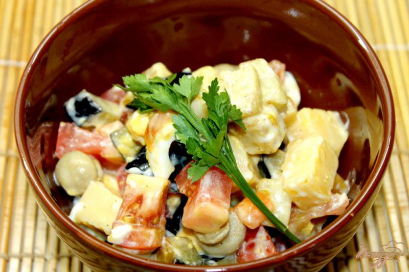 Фото приготовление рецепта: Салат с баклажанами, сыром и яйцом шаг №7