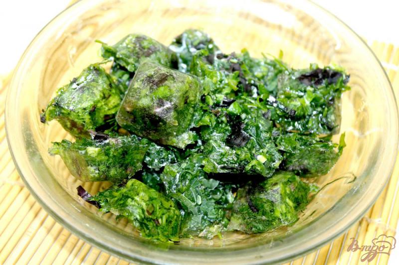 Фото приготовление рецепта: Порционная зелень в кубиках льда шаг №5