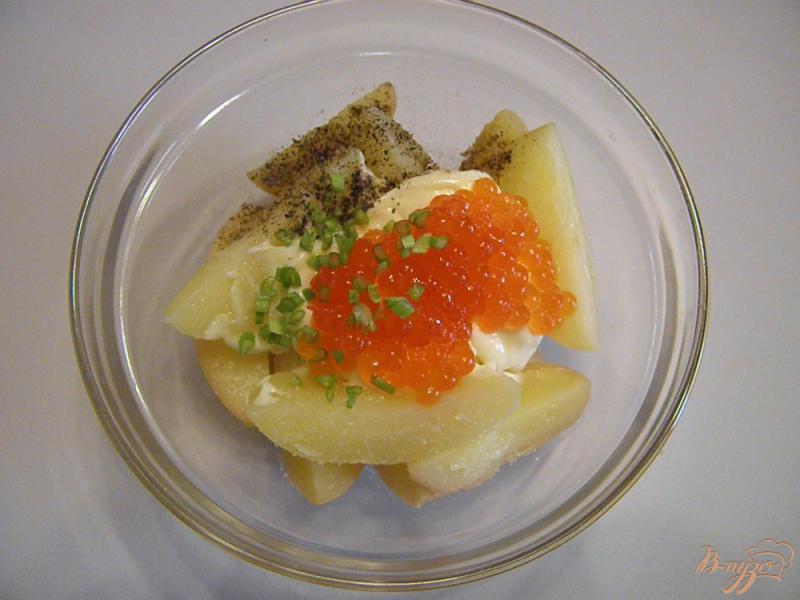 Фото приготовление рецепта: Картофельный салат с красной икрой шаг №3