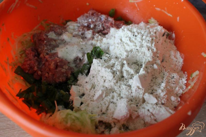 Фото приготовление рецепта: Кабачковые оладьи с мясным фаршем шаг №3