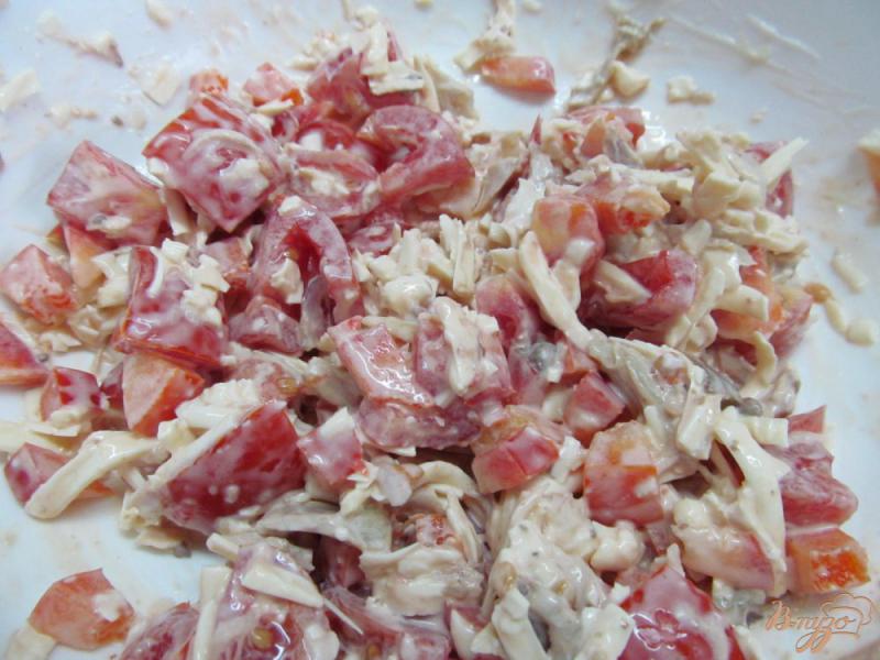Фото приготовление рецепта: Салат из куриного мяса с помидором шаг №3