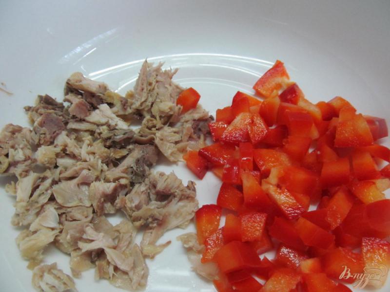 Фото приготовление рецепта: Салат из куриного мяса с помидором шаг №1