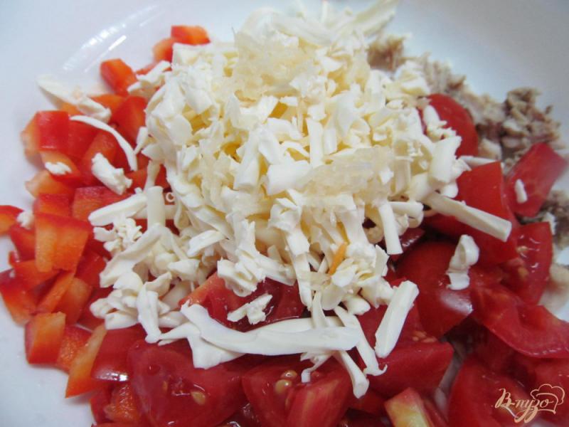 Фото приготовление рецепта: Салат из куриного мяса с помидором шаг №2