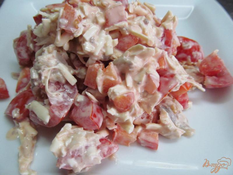 Фото приготовление рецепта: Салат из куриного мяса с помидором шаг №4