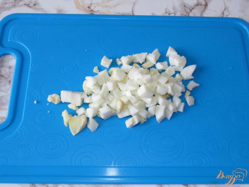 Фото приготовление рецепта: Салат с отварной кукурузой и зелеными оливками шаг №2