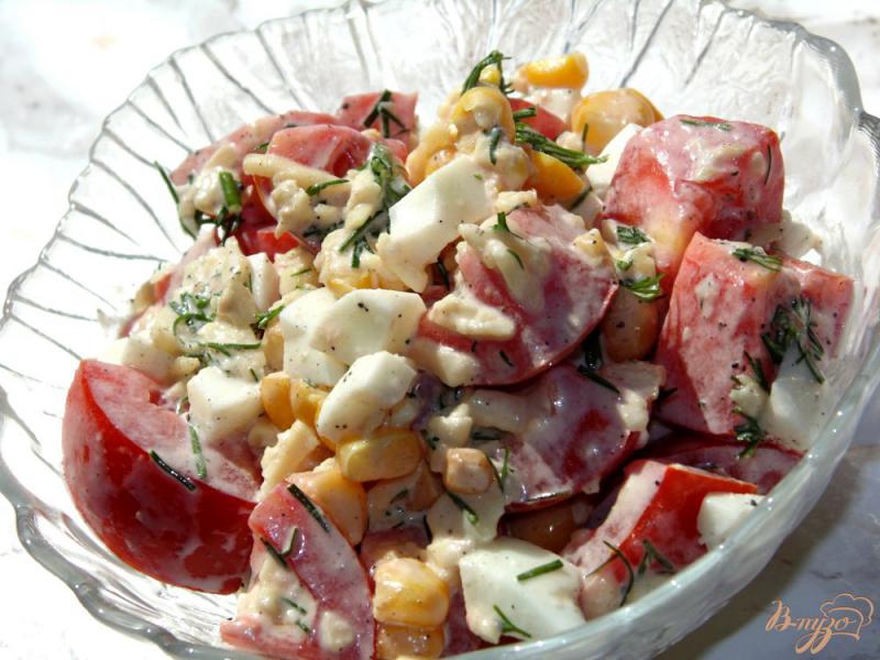 Фото приготовление рецепта: Салат из помидоров с твердым сыром и кукурузой шаг №4