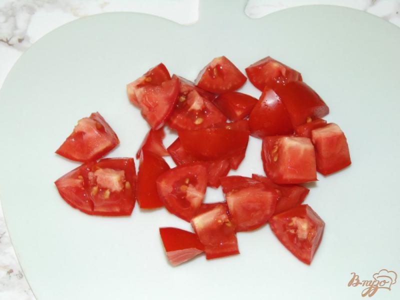 Фото приготовление рецепта: Салат из помидоров с твердым сыром и кукурузой шаг №3