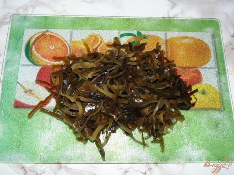 Фото приготовление рецепта: Салат из морской капусты с твердым сыром, яйцами и кукурузой шаг №1