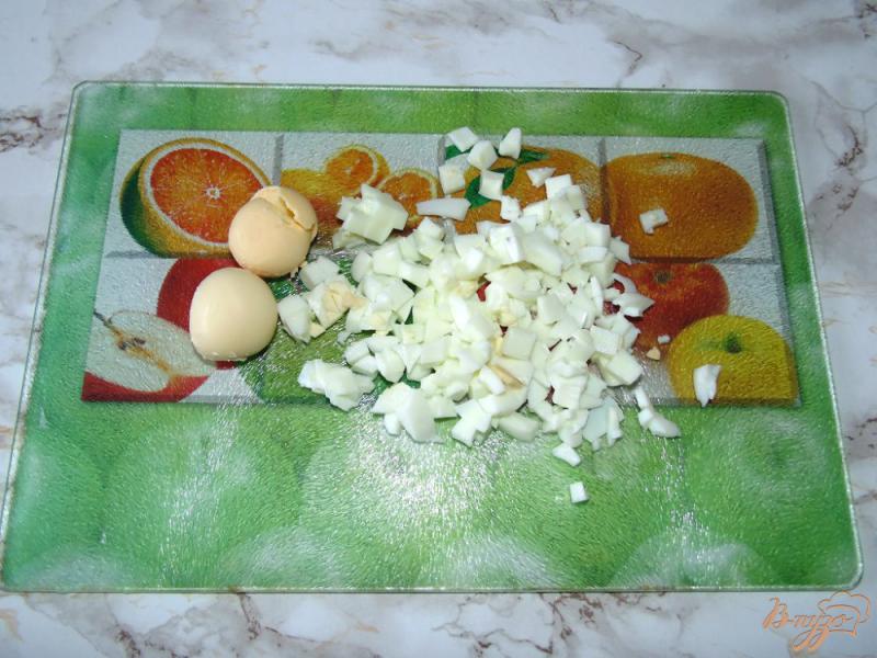 Фото приготовление рецепта: Салат из морской капусты с твердым сыром, яйцами и кукурузой шаг №2