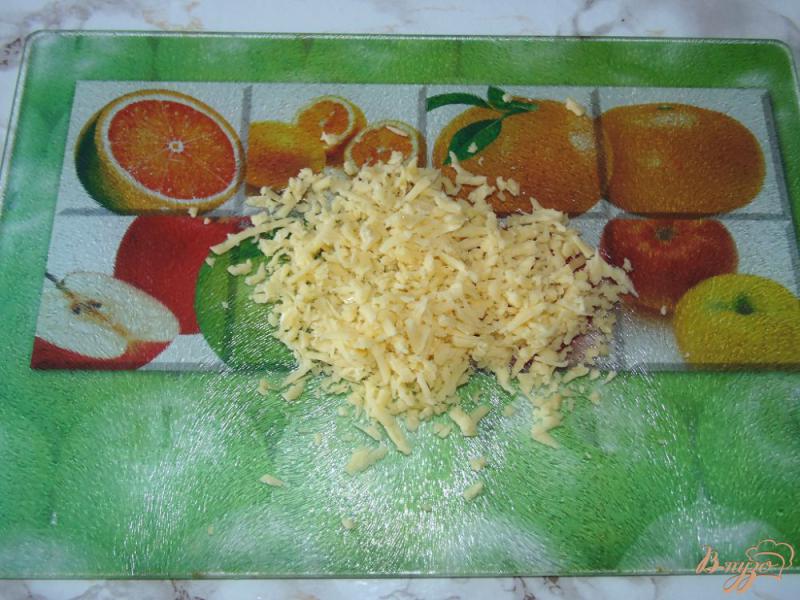 Фото приготовление рецепта: Салат из морской капусты с твердым сыром, яйцами и кукурузой шаг №3
