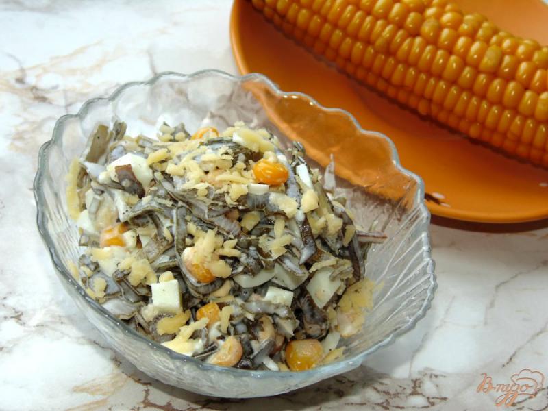 Фото приготовление рецепта: Салат из морской капусты с твердым сыром, яйцами и кукурузой шаг №4