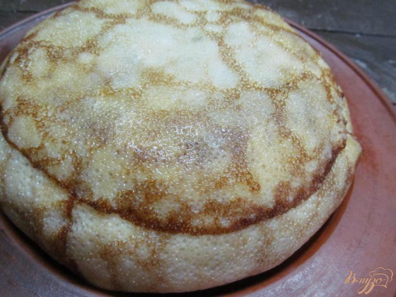Фото приготовление рецепта: Блинчатый пирог с фаршем и овощами шаг №13