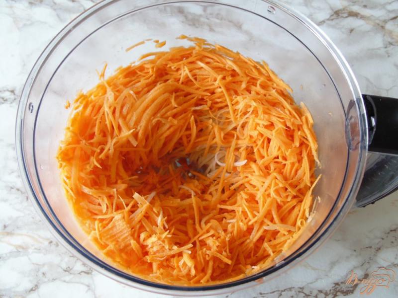 Фото приготовление рецепта: Морковно-картофельные оладьи шаг №2