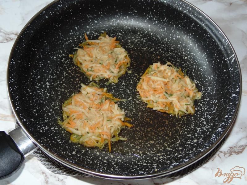 Фото приготовление рецепта: Морковно-картофельные оладьи шаг №4