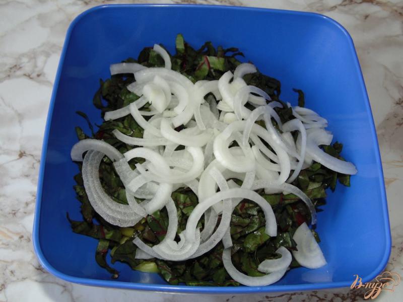 Фото приготовление рецепта: Салат из помидоров со сладким перцем и мангольдом шаг №4