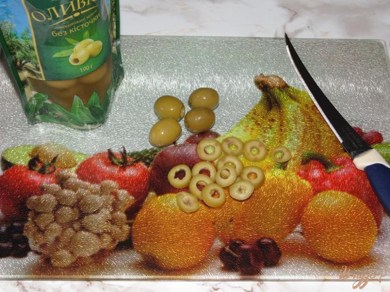 Фото приготовление рецепта: Салат из маринованной морской капусты с зелеными оливками шаг №3