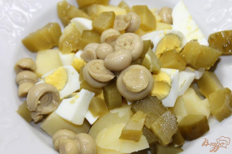 Фото приготовление рецепта: Картофельный салат с маринованными грибами шаг №3