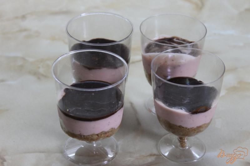 Фото приготовление рецепта: Творожный десерт с малиной и печеньем шаг №9
