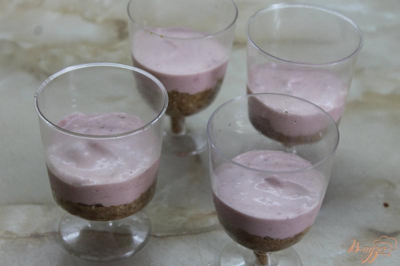 Фото приготовление рецепта: Творожный десерт с малиной и печеньем шаг №8