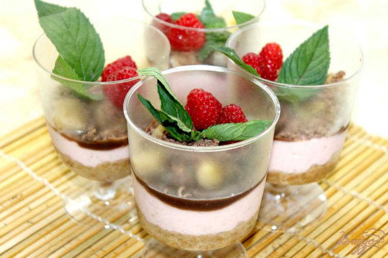 Фото приготовление рецепта: Творожный десерт с малиной и печеньем шаг №11