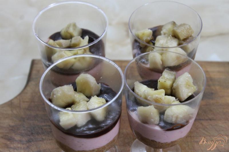 Фото приготовление рецепта: Творожный десерт с малиной и печеньем шаг №10
