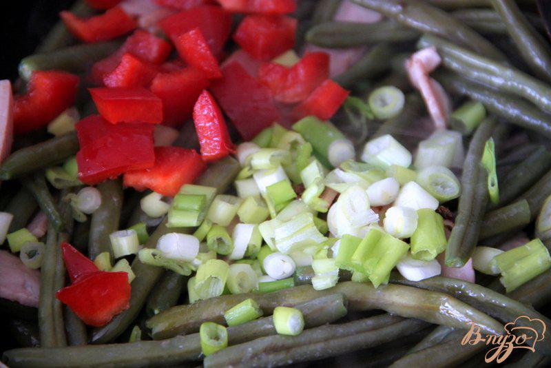 Фото приготовление рецепта: Зеленая фасоль с ветчиной, овощами и яцами шаг №3
