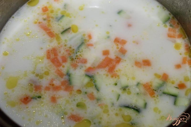 Фото приготовление рецепта: Сливочный куриный суп с летними овощами шаг №5