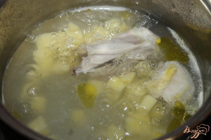 Фото приготовление рецепта: Сливочный куриный суп с летними овощами шаг №2