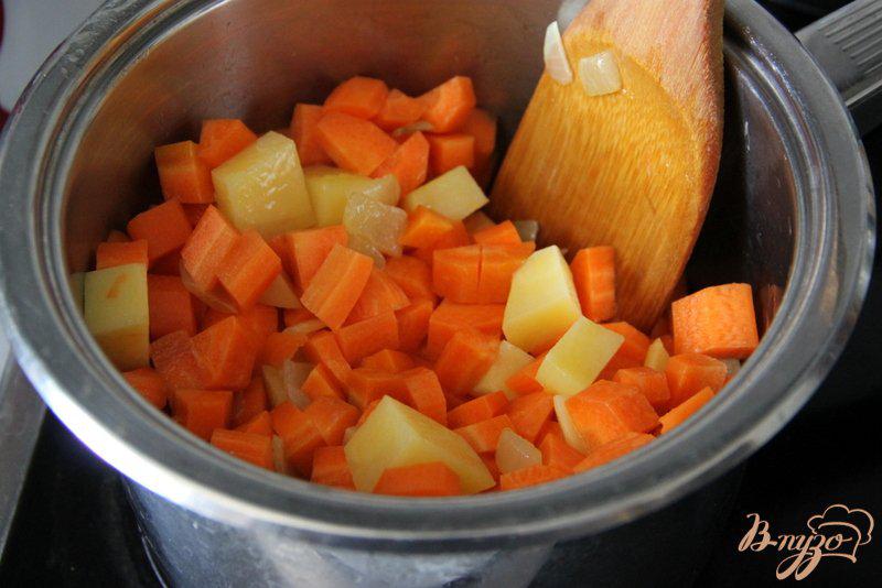 Фото приготовление рецепта: Морковный крем-суп шаг №4