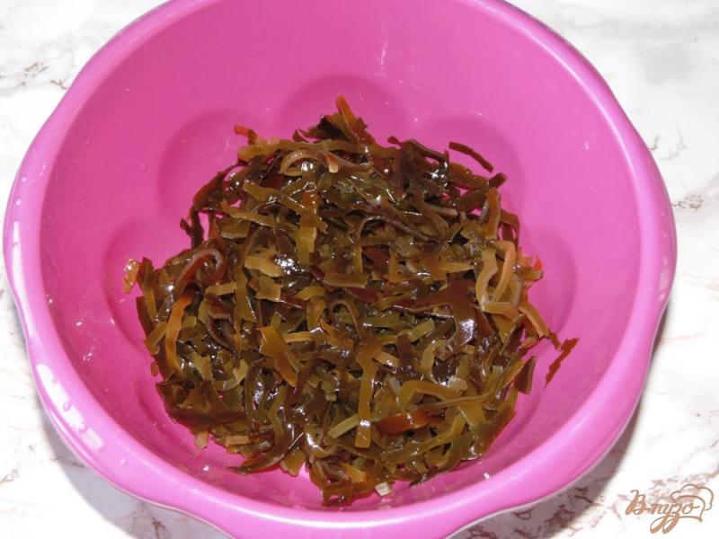 Фото приготовление рецепта: Салат из маринованной морской капусты с черной фасолью шаг №3