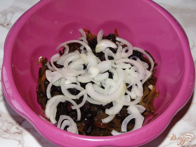 Фото приготовление рецепта: Салат из маринованной морской капусты с черной фасолью шаг №4