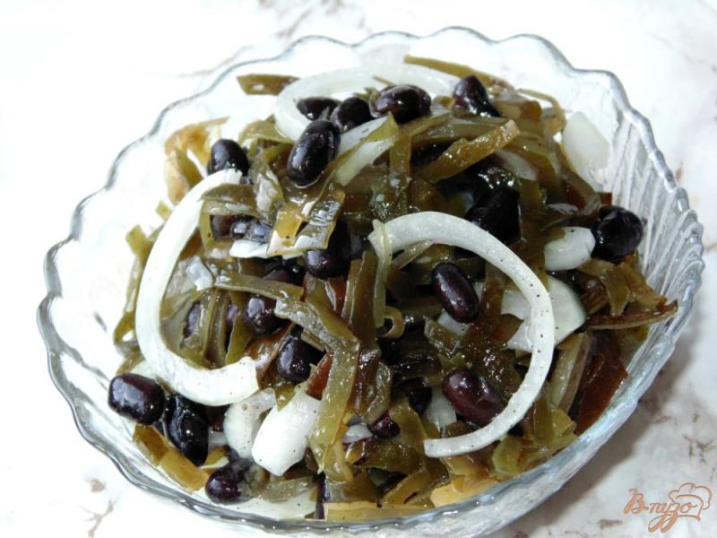 Фото приготовление рецепта: Салат из маринованной морской капусты с черной фасолью шаг №5