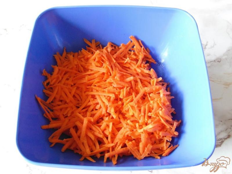 Фото приготовление рецепта: Морковно-помидорный салат с омлетом шаг №3