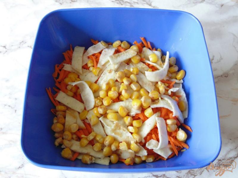 Фото приготовление рецепта: Морковно-помидорный салат с омлетом шаг №4
