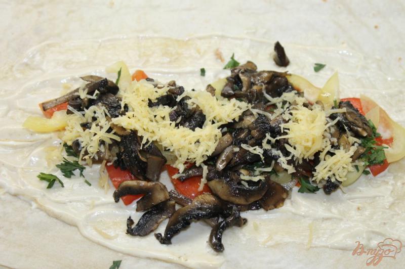 Фото приготовление рецепта: Шаурма с грибами и овощами шаг №8