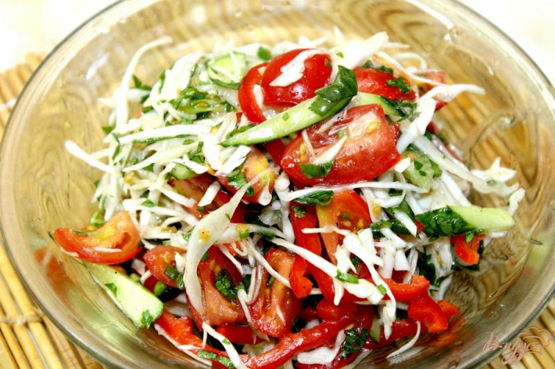 Фото приготовление рецепта: Салат из капусты с черри и перцем шаг №5