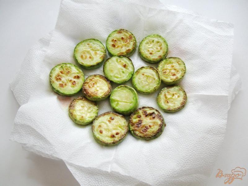 Фото приготовление рецепта: Салат из жареных кабачков шаг №3