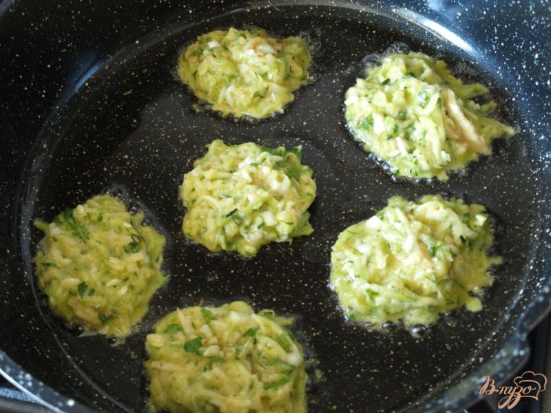 Фото приготовление рецепта: Кабачковые оладьи с картофелем шаг №4