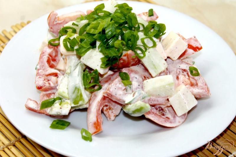 Фото приготовление рецепта: Салат из помидоров и плавленного сыра шаг №6
