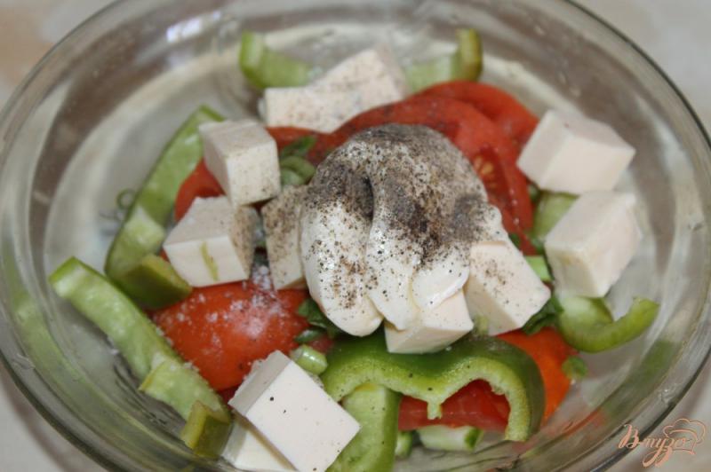 Фото приготовление рецепта: Салат из помидоров и плавленного сыра шаг №5