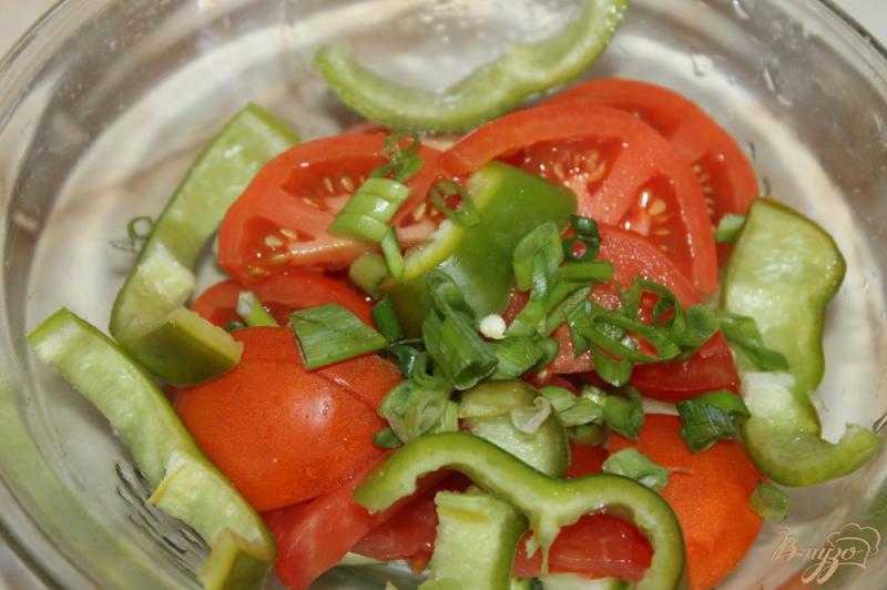 Фото приготовление рецепта: Салат из помидоров и плавленного сыра шаг №3