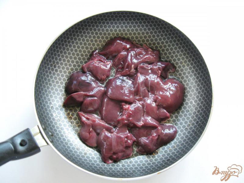 Фото приготовление рецепта: Куриная печень с баклажанами в соусе шаг №3
