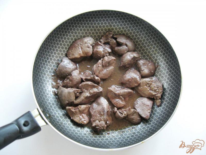 Фото приготовление рецепта: Куриная печень с баклажанами в соусе шаг №4