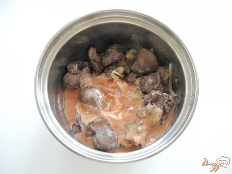 Фото приготовление рецепта: Куриная печень с баклажанами в соусе шаг №8