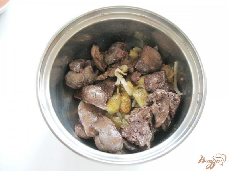Фото приготовление рецепта: Куриная печень с баклажанами в соусе шаг №7